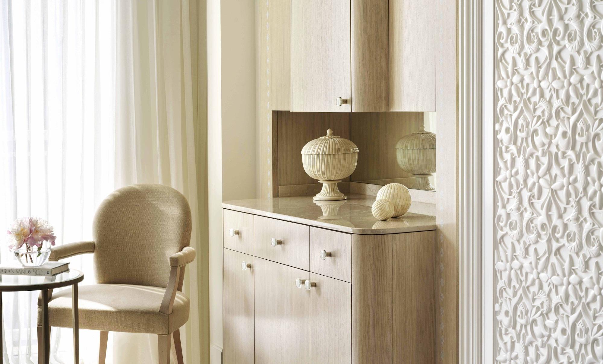 Four Seasons Hotel Doha Eksteriør bilde A modern sideboard