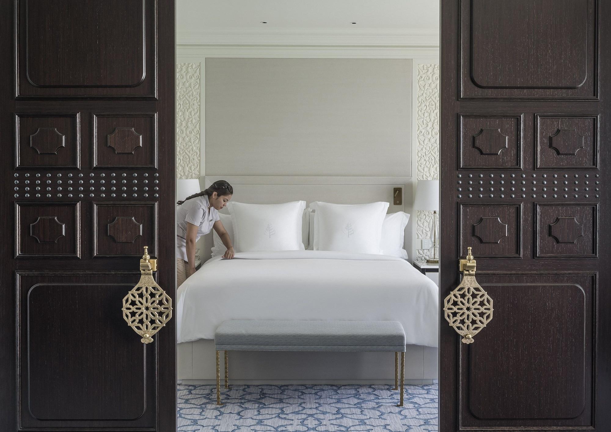 Four Seasons Hotel Doha Eksteriør bilde A guest room at the hotel
