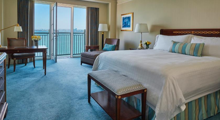 Four Seasons Hotel Doha Eksteriør bilde A guest room at The Westin