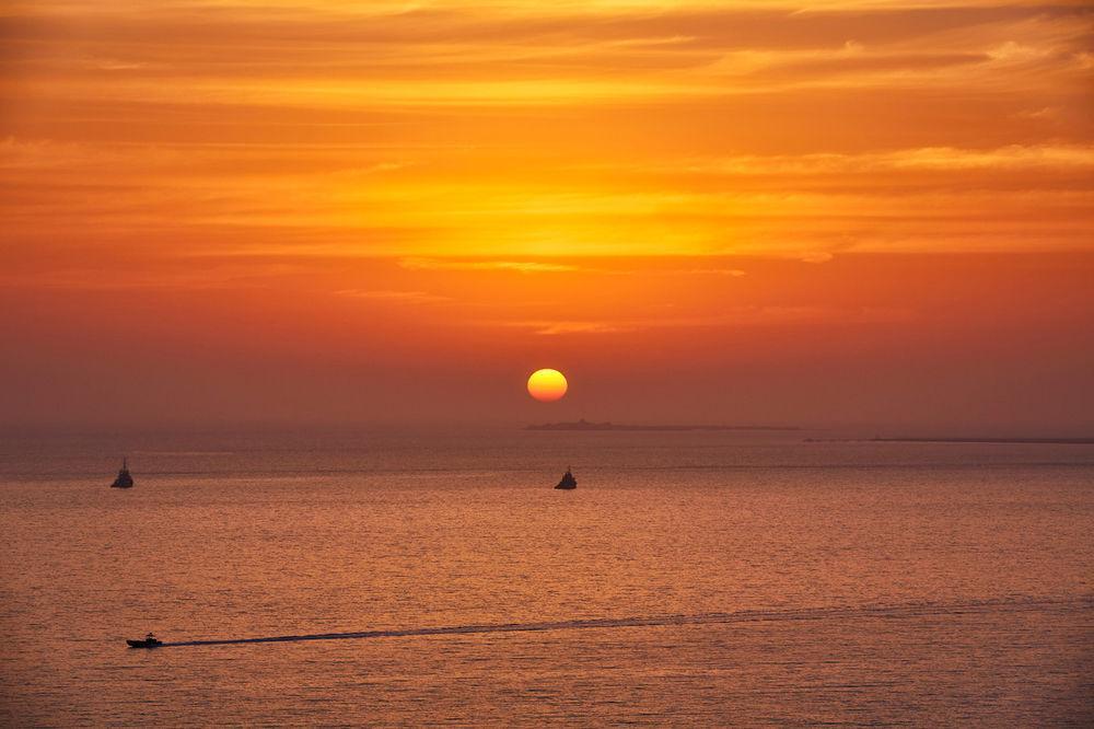 Four Seasons Hotel Doha Eksteriør bilde Sunset over the Gulf of Naples