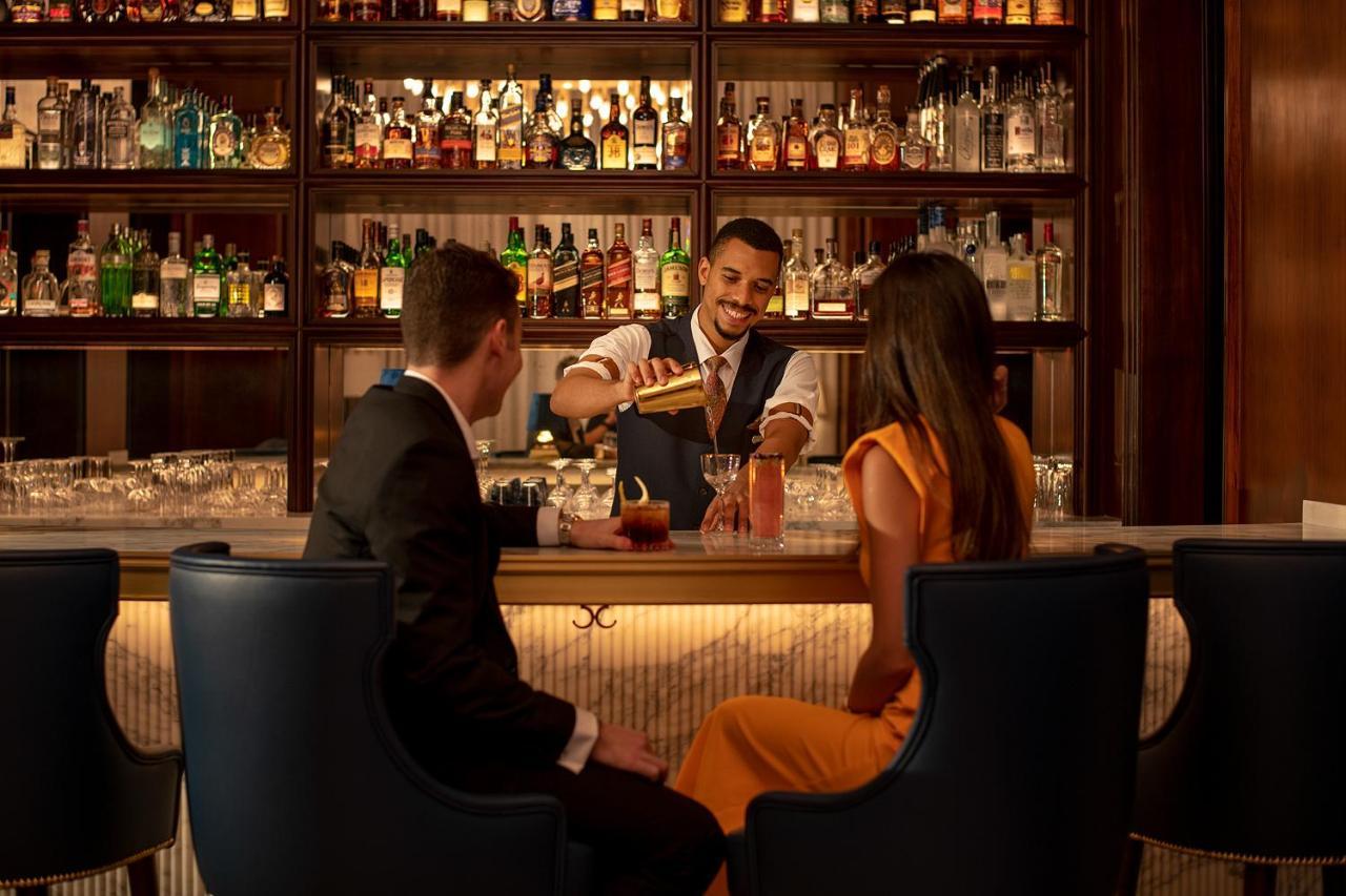 Four Seasons Hotel Doha Eksteriør bilde The Bar at The Ivy