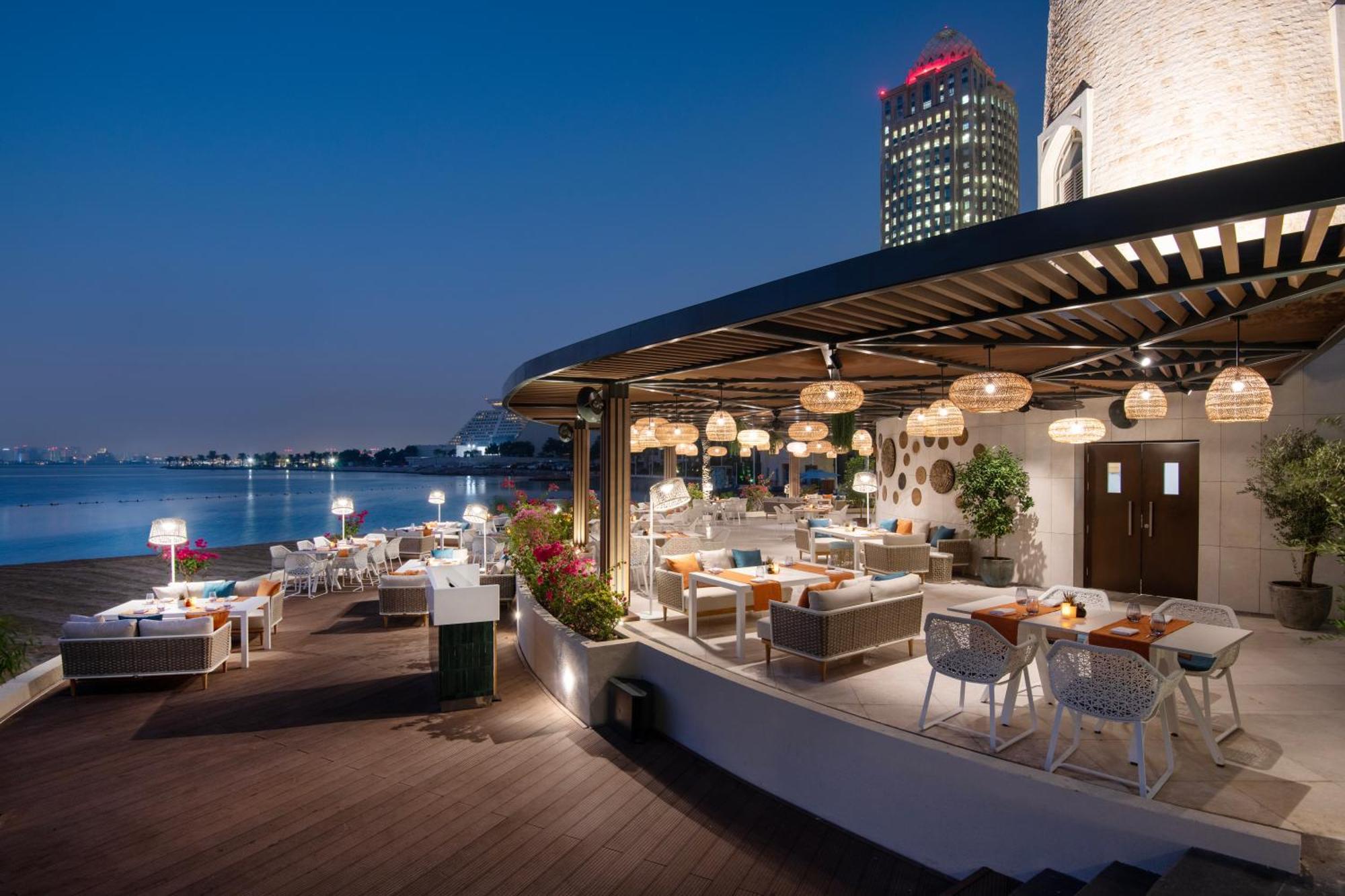 Four Seasons Hotel Doha Eksteriør bilde The Deck