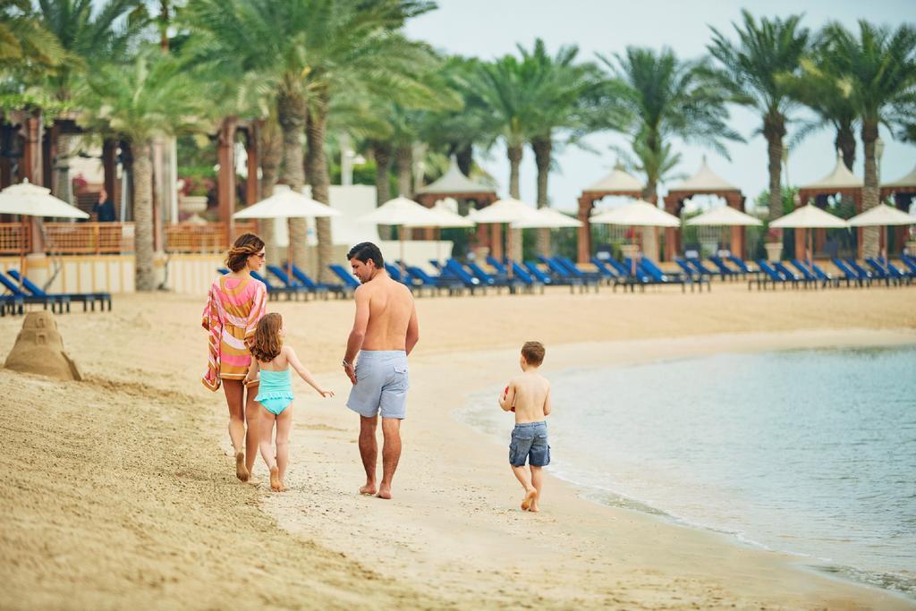 Four Seasons Hotel Doha Eksteriør bilde Family on the beach at Jumeirah Beach Hotel