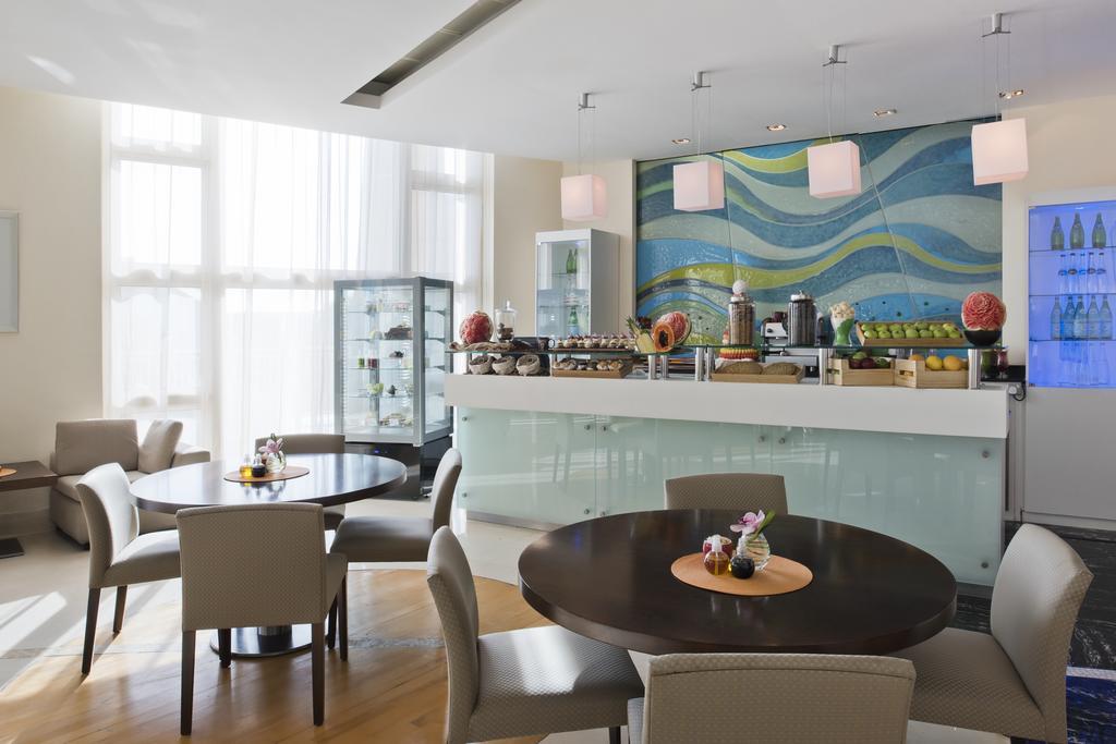 Four Seasons Hotel Doha Eksteriør bilde The Club Lounge at the airport